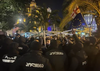 საპროტესტო აქციის მონაწილეებსა და სამართალდამცავებს შორის ფიზიკური დაპირისპირებაა