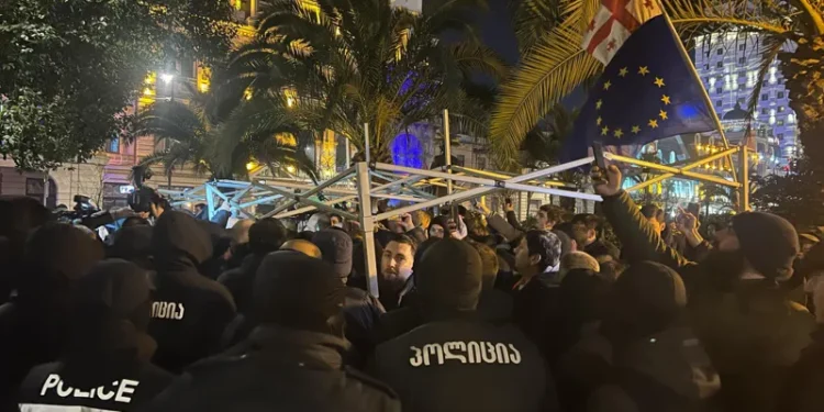 საპროტესტო აქციის მონაწილეებსა და სამართალდამცავებს შორის ფიზიკური დაპირისპირებაა