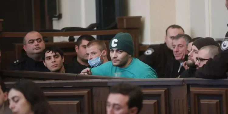 ჯგუფურ ძალადობაში მონაწილეობის ბრალდებით დაკავებულმა რევაზ კიკნაძემ, მზია ამაღლობელის სოლიდარობის ნიშნად, შიმშილობა დაიწყო