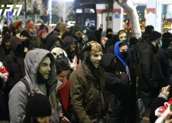 ბიძინა ივანიშვილის გამოსახულებიანი ნიღბებით მოქალაქეები რუსთაველის გამზირზე მსვლელობას მართავენ