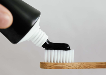 უსაფრთხოა თუ არა ნახშირის კბილის პასტა კბილებისთვის?