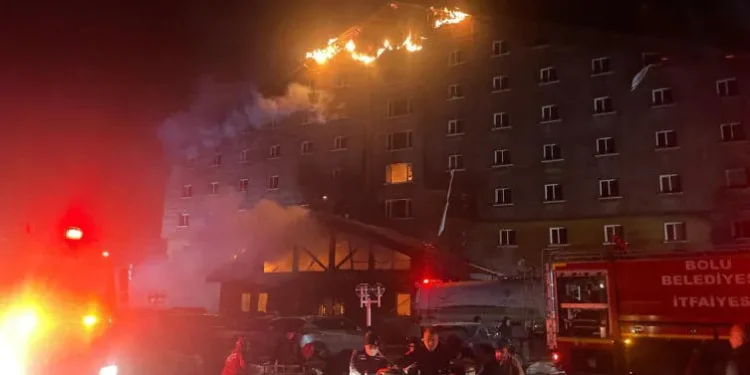 10 ადამიანი ემსხვერპლა სასტუმროში გაჩენილ ხანძარს, თურქეთში