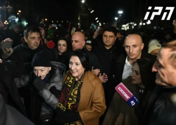 სალომე ზურაბიშვილი ახალ წელს რუსთაველის გამზირზე აქციის მონაწილეებთან ერთად “მრავალჟამიერის” ფონზე შეხვდა