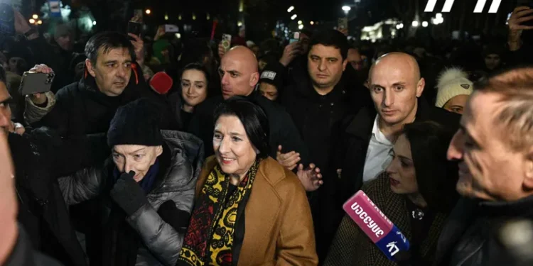 სალომე ზურაბიშვილი ახალ წელს რუსთაველის გამზირზე აქციის მონაწილეებთან ერთად “მრავალჟამიერის” ფონზე შეხვდა