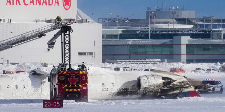კანადაში თვითმფრინავი ავარიულად დაეშვა და ასაფრენ ბილიკზე ამოტრიალდა