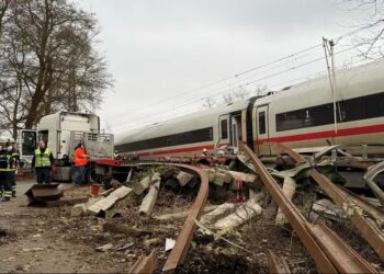 გერმანიაში სამგზავრო მატარებლი და სატვირთო მანქანა ერთმანეთს შეეჯახნენ, დაიღუპა ერთი და დაშავდა 12 ადამიანი