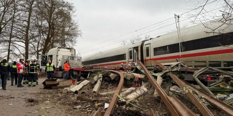 გერმანიაში სამგზავრო მატარებლი და სატვირთო მანქანა ერთმანეთს შეეჯახნენ, დაიღუპა ერთი და დაშავდა 12 ადამიანი
