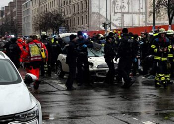 გერმანიაში ავტომობილი მოქალაქეთა ჯგუფს შეეჯახა, დაშავებულია 15 ადამიანი