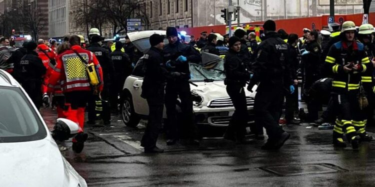 გერმანიაში ავტომობილი მოქალაქეთა ჯგუფს შეეჯახა, დაშავებულია 15 ადამიანი