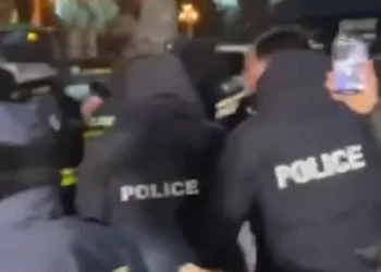 რუსთაველის გამზირზე სამართალდამცავები საპროტესტო აქციის მონაწილეებს გზის გადაკეტვის უფლებას არ აძლევენ – რამდენიმე პირი დააკავეს