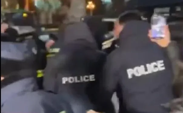 რუსთაველის გამზირზე სამართალდამცავები საპროტესტო აქციის მონაწილეებს გზის გადაკეტვის უფლებას არ აძლევენ – რამდენიმე პირი დააკავეს