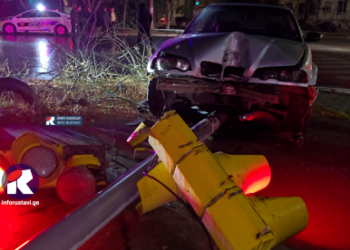 ორი ავტომობილი ერთნანეთს დაეჯახა შემდეგ კი ერთერთი შუქნიშნის ბოძს შეასკდა (+ვიდეო)