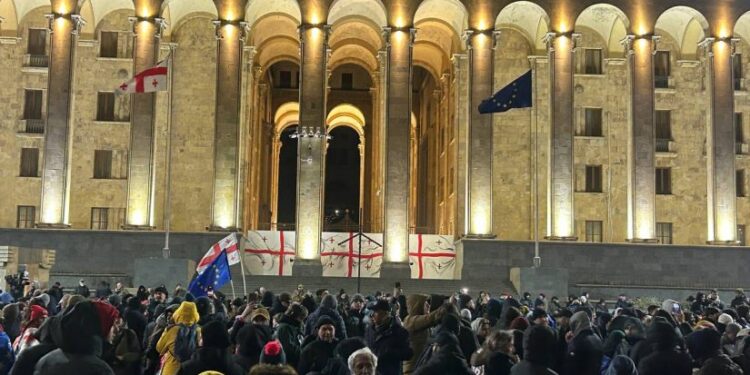საპროტესტო აქციის მონაწილეებმა რუსთაველის გამზირი გადაკეტეს