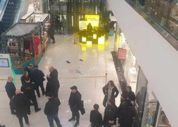 გალერეა თბილისში მეორე სართულიდან მამაკაცი გადმოვარდა