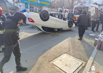 ავარია თბილისში – ავტომობილი ქვეითს დაეჯახა და ამობრუნდა