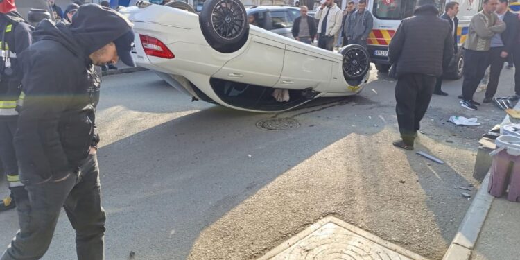 ავარია თბილისში – ავტომობილი ქვეითს დაეჯახა და ამობრუნდა