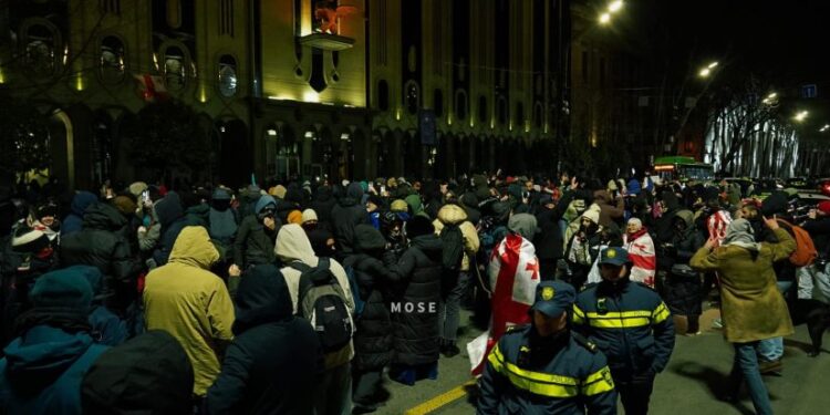 რუსთაველის გამზირზე საპროტესტო აქცია გრძელდება – გადაკეტილია საავტომობილო მოძრაობა