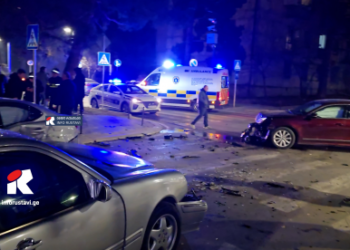 ვიდეო – ერთმანეთს 3 მსუბუქი ავტომობილი დაეჯახა – ავტოსაგზაო შემთხვევა რუსთავში