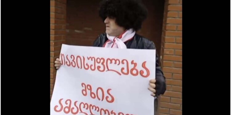 “თავისუფლება მზია ამაღლობელს” – ჟურნალისტი ვლადიმერ მენაბდე ორი დღეა ოზურგეთში მხარდამჭერ აქციას მართავს