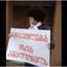 “თავისუფლება მზია ამაღლობელს” – ჟურნალისტი ვლადიმერ მენაბდე ორი დღეა ოზურგეთში მხარდამჭერ აქციას მართავს