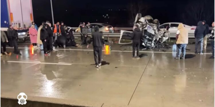 ვიდეო – ორი ადამიანი დაშავდა ავტოსაგზაო შემთხვევის შედეგად ცენტრალურ მაგისტრალზე