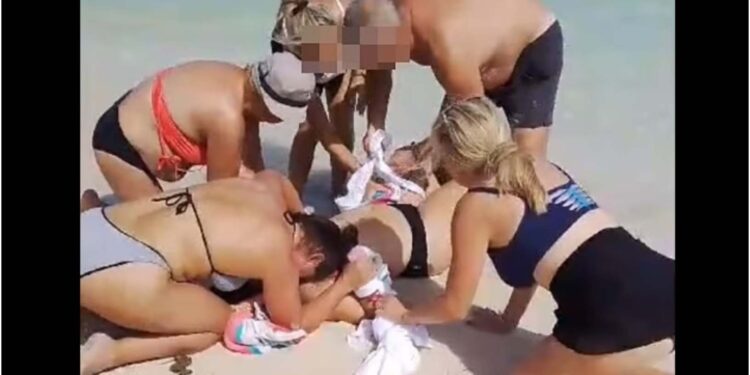 ტურისტს ფოტოების გადაღების დროს ზვიგენი დაესხა თავს – შემთხვევა კარიბის ზღვის სანაპიროზე