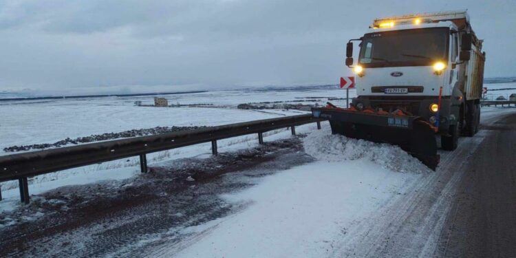 თოვის გამო, სამტრედია-ლანჩხუთი-გრიგოლეთის გზაზე ავტოტრანსპორტის მოძრაობა იზღუდება.
