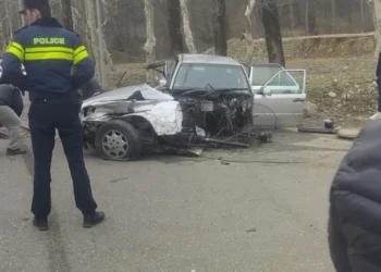 ქუთაისი-წყალტუბოს გზაზე საქორწილო ესკორტის მანქანა ბეტონის ბოძს შეეჯახა – არის მსხვერპლი