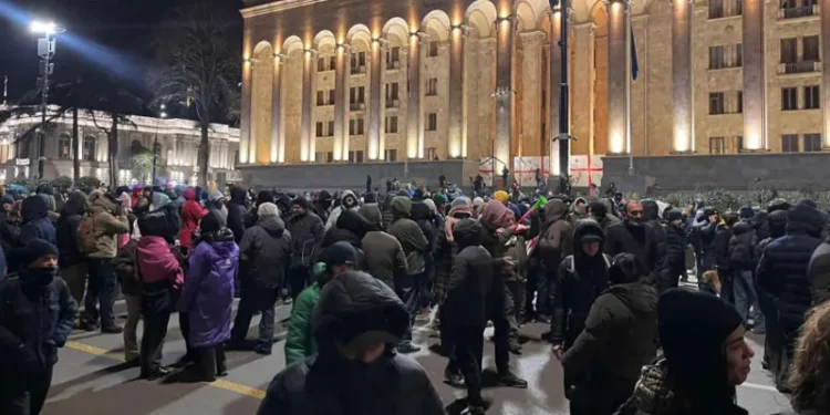 პარლამენტთან საპროტესტო აქცია განახლდა – რუსთაველის გამზირზე აქციის მონაწილეებმა საავტომობილო გზა გადაკეტეს