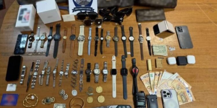 ბერძნული მედიის ცნობით, 39 წლის ქართველი ქალი და მისი ქმარი ქურდობისთვის დააკავეს