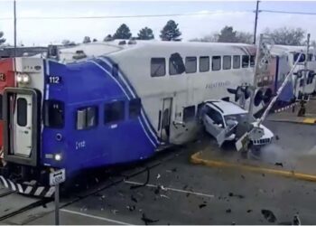 შოკისმომგვრელი ვიდეო – ჯიპის მძღოლი სასწაულებრივად გადაურჩა მატარებელთან შეჯახებას