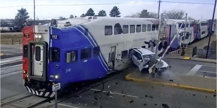 შოკისმომგვრელი ვიდეო – ჯიპის მძღოლი სასწაულებრივად გადაურჩა მატარებელთან შეჯახებას