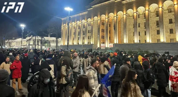 რუსთაველის გამზირზე საპროტესტო აქცია გრძელდება – გადაკეტილია საავტომობილო გზა