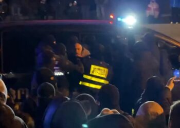 სანაპიროზე პოლიცია კვლავ აკავებს საპროტესტო მსვლელობის მონაწილეებს