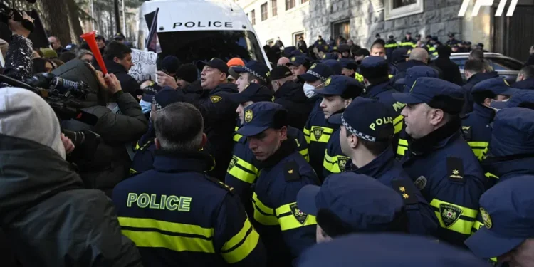 პარლამენტთან პოლიციელებსა და აქციის მონაწილეებს შორის დაპირისპირება იყო