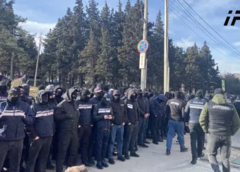 „თბილისი მოლთან“ აქციის მონაწილეები იკრიბებიან – გზის სავალი ნაწილის ორივე მხარეს სამართალდამცველებმა კორდონი გააკეთეს