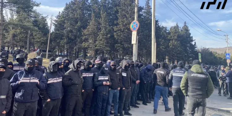 „თბილისი მოლთან“ აქციის მონაწილეები იკრიბებიან – გზის სავალი ნაწილის ორივე მხარეს სამართალდამცველებმა კორდონი გააკეთეს