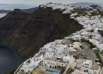 გაუჩერებელი მიწისძვრების გამო საბერძნეთის კუნძული სანტორინი ათასობით ადამიანმა დატოვა
