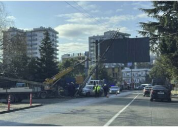 ავტომობილი ბოძს დაეჯახა – ავარია ბათუმის შესასვლელთან
