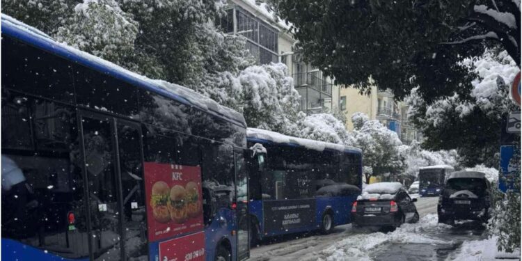 ერთმანეთს ავტობუსი და მსუბუქი ავტომობილი შეეჯაცხა – ავარია ბათუმში