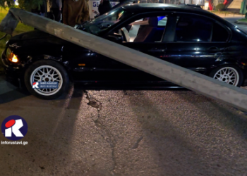 ავტომობილი გარე განათების ბოძს დაეჯახა, მოგლიჯა და ბოძი ზედ დაეცა (+ვიდეო)