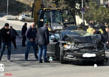 თბილისში, კალანდაძის ასახვევში ტრაქტორი დაგორდა და 3 მანქანას და სავარაუდოდ, მოქალაქესაც დაეჯახა – “ჩემი ქალაქი მკლავს”