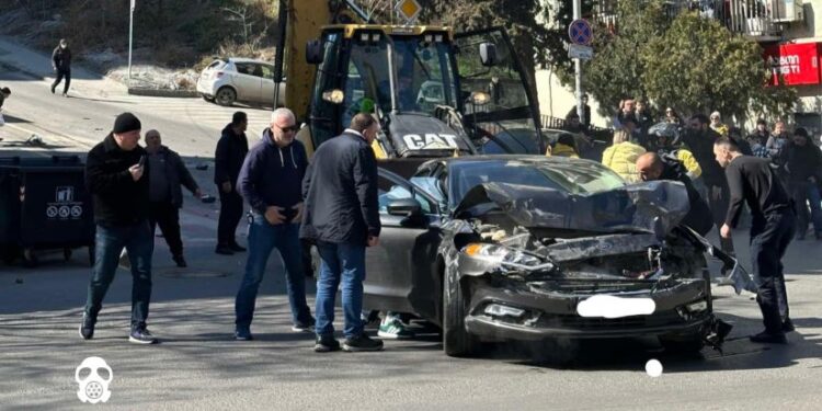 თბილისში, კალანდაძის ასახვევში ტრაქტორი დაგორდა და 3 მანქანას და სავარაუდოდ, მოქალაქესაც დაეჯახა – “ჩემი ქალაქი მკლავს”