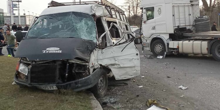 ერთმანეთს მიკროავტობუსი და ტრაილერი შეეჯახა – ავარია ფოთში