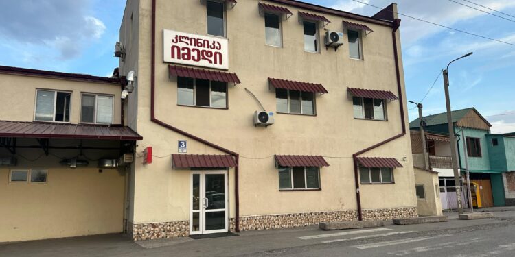 ახალციხეში 10 წლამდე ბავშვი მეხუთე სართულიდან გადმოვარდა