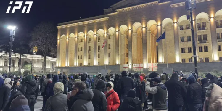 პარლამენტთან აქცია განახლდა – საავტომობილო მოძრაობა გადაკეტილია