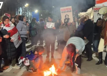 პარლამენტთან შეკრებილ მომიტინგეებს მარშის – „ქალები რეჟიმის წინააღმდეგ“, მონაწილეები შეუერთდნენ