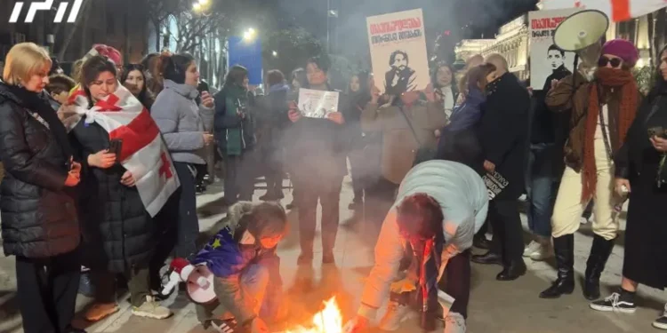 პარლამენტთან შეკრებილ მომიტინგეებს მარშის – „ქალები რეჟიმის წინააღმდეგ“, მონაწილეები შეუერთდნენ