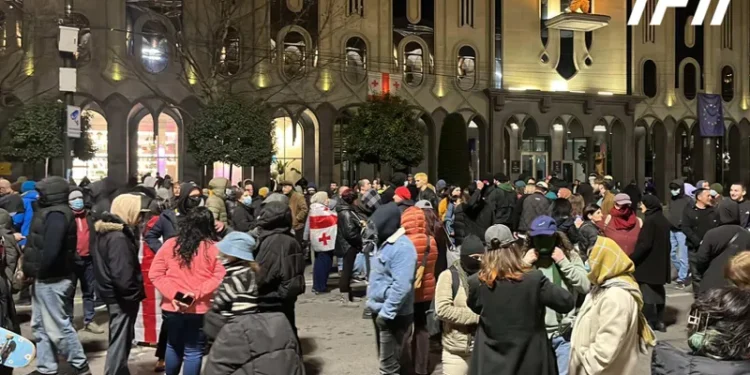 პარლამენტთან საპროტესტო აქცია განახლდა – ამ დროისთვის, რუსთაველის გამზირზე საავტომობილო მოძრაობა გადაკეტილია