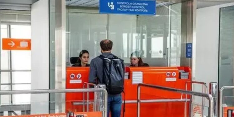 პოლონეთის აეროპორტში ორი ქართველი დააკავეს